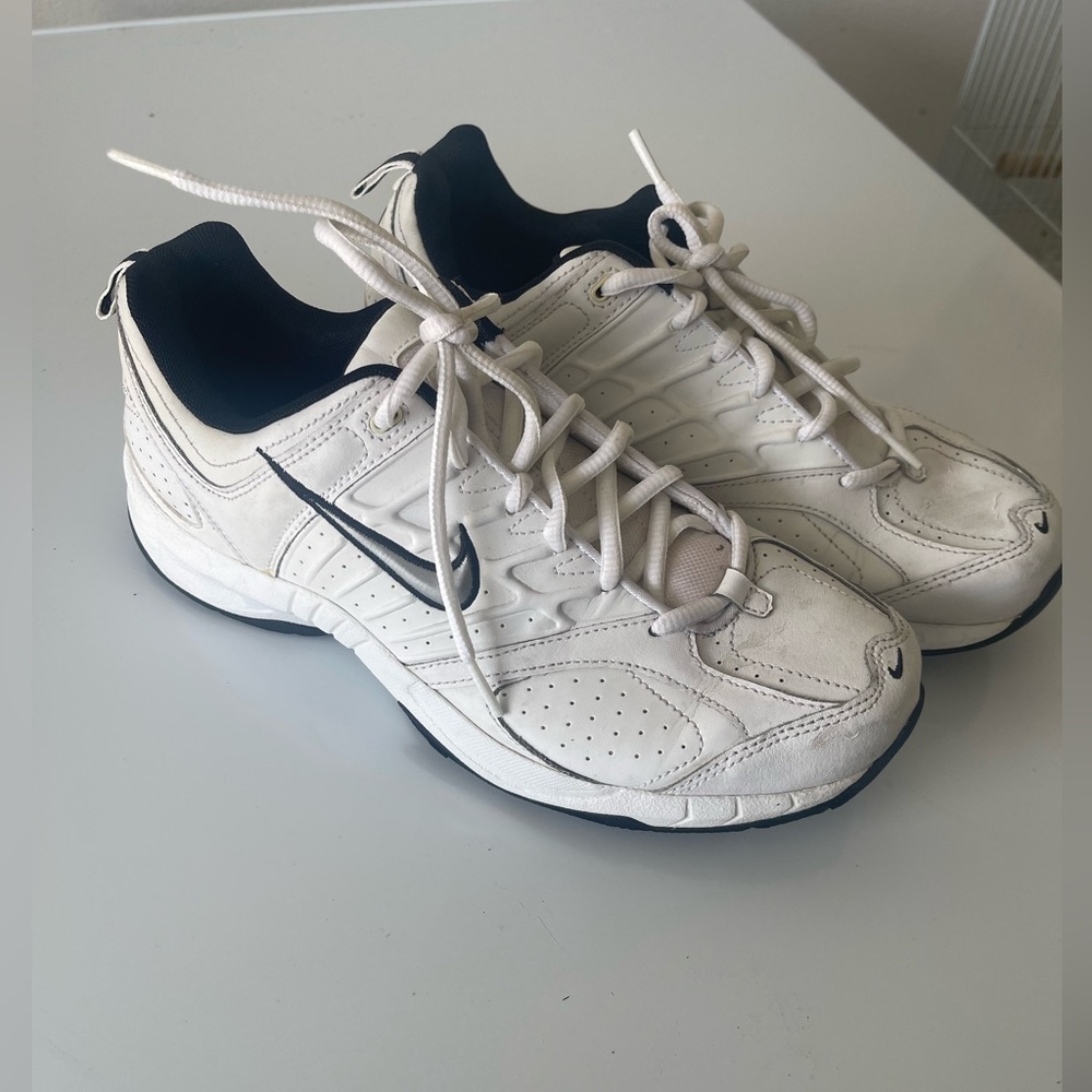 Tennis shoes